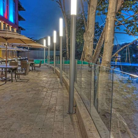 Radisson Hotel Guayaquil Exterior photo The Riverfront at the Riverbank State Park