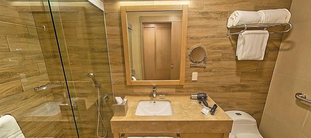 Radisson Hotel Guayaquil Exterior photo Bathroom