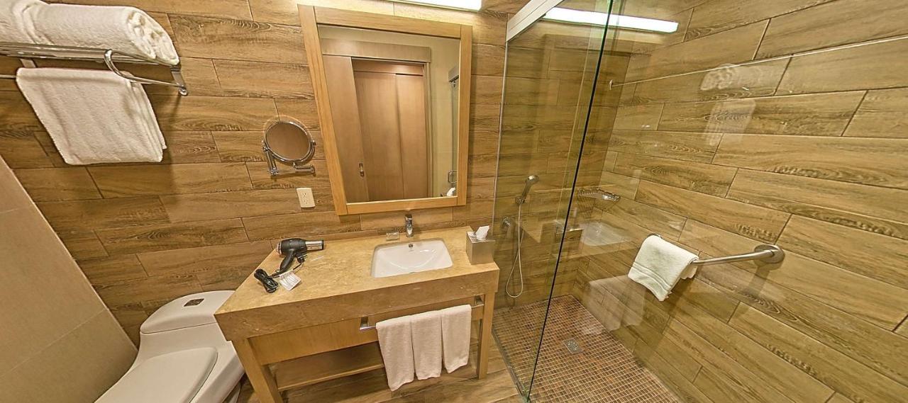 Radisson Hotel Guayaquil Exterior photo A bathroom in a hotel