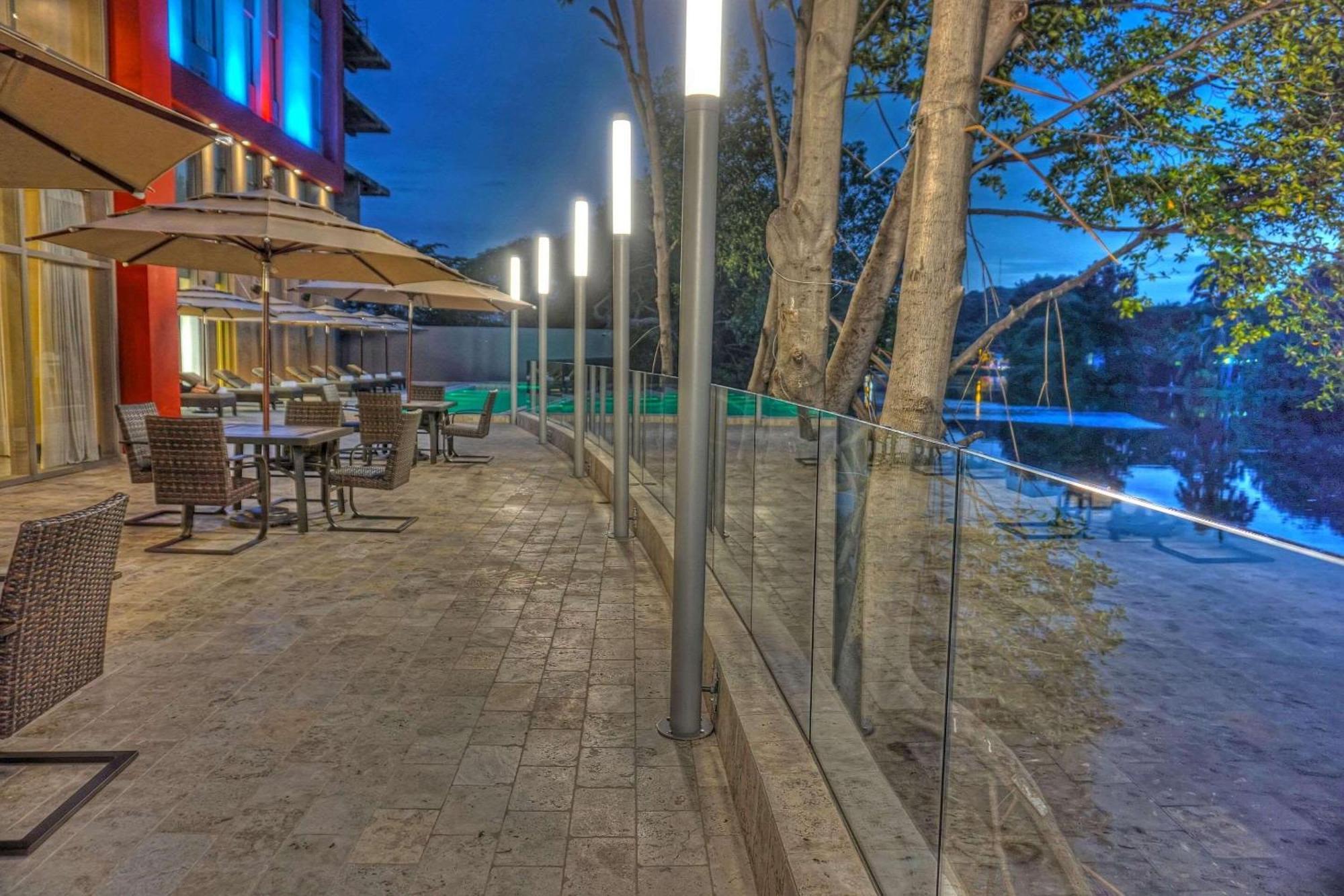 Radisson Hotel Guayaquil Exterior photo The Riverfront at the Riverbank State Park