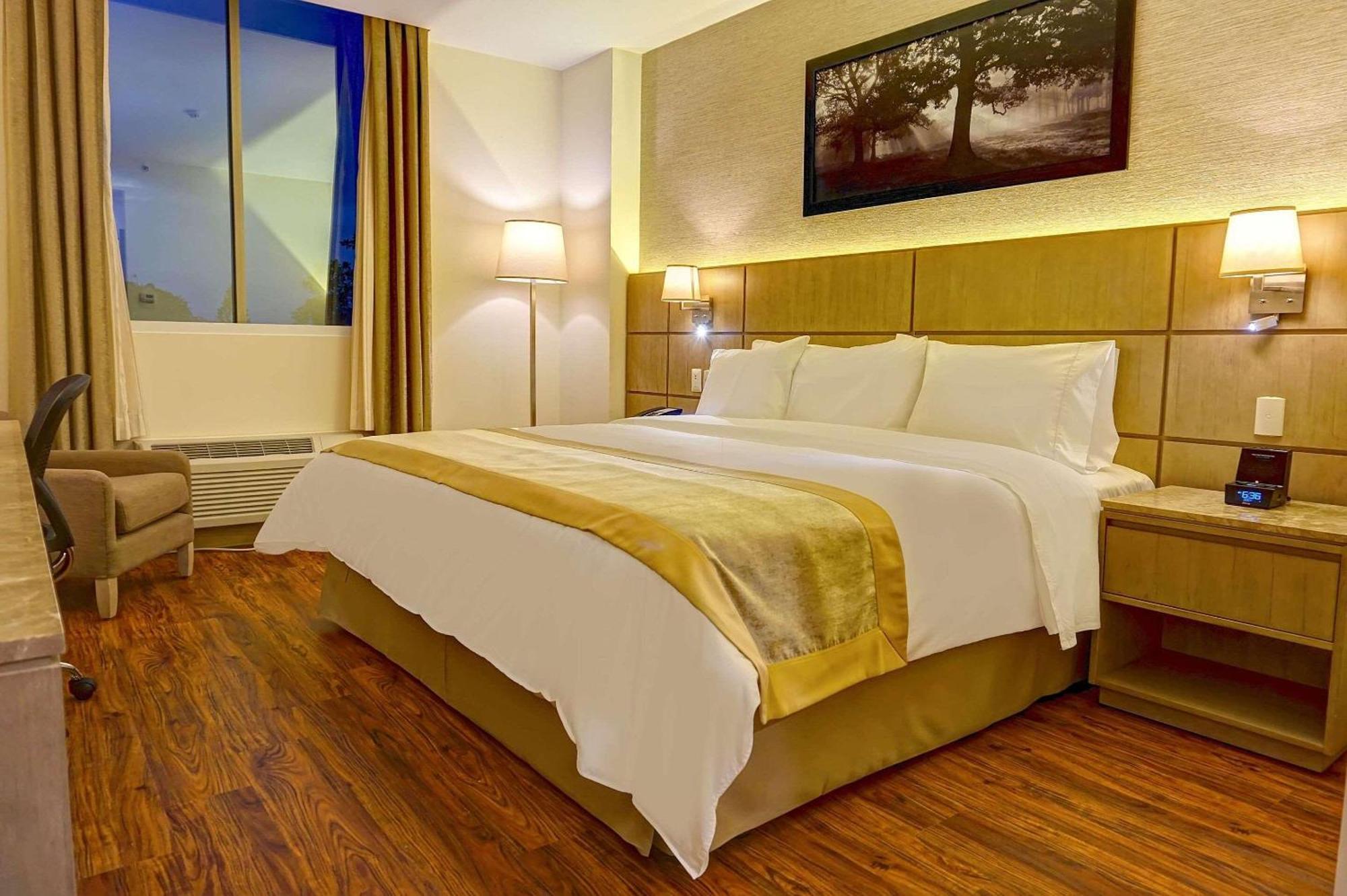 Radisson Hotel Guayaquil Exterior photo A bedroom