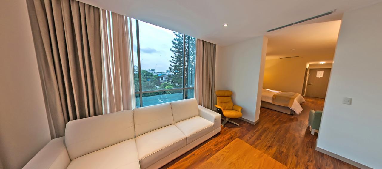 Radisson Hotel Guayaquil Exterior photo Suite