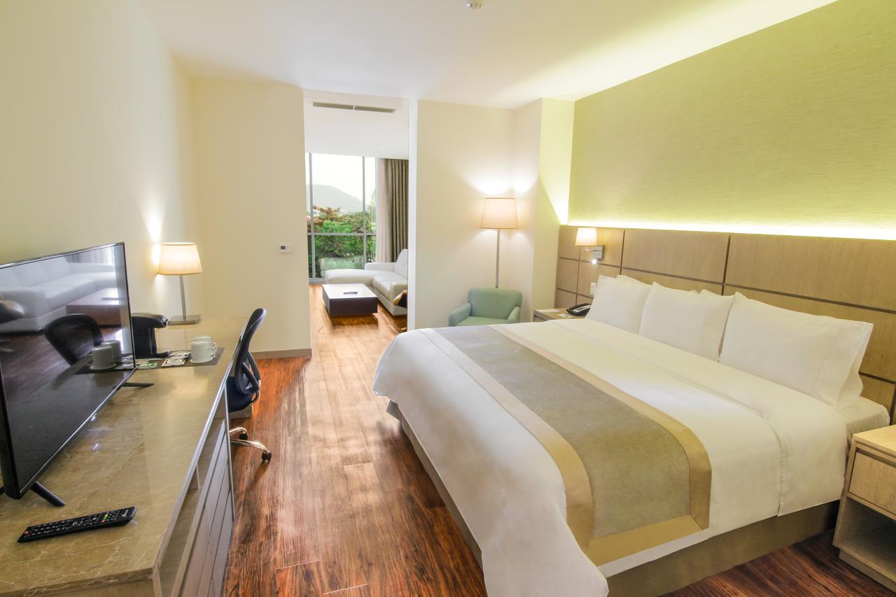 Radisson Hotel Guayaquil Exterior photo Deluxe Room
