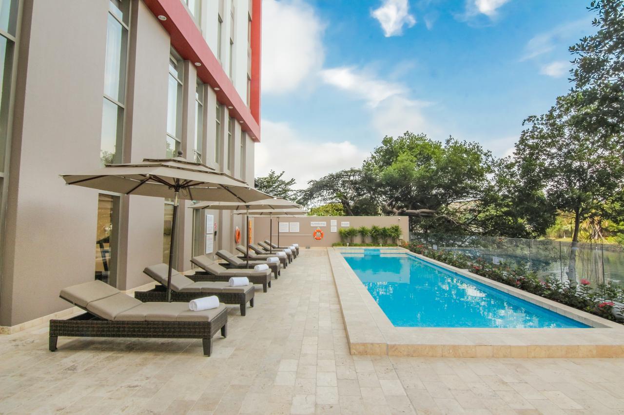 Radisson Hotel Guayaquil Exterior photo Hotel's pool