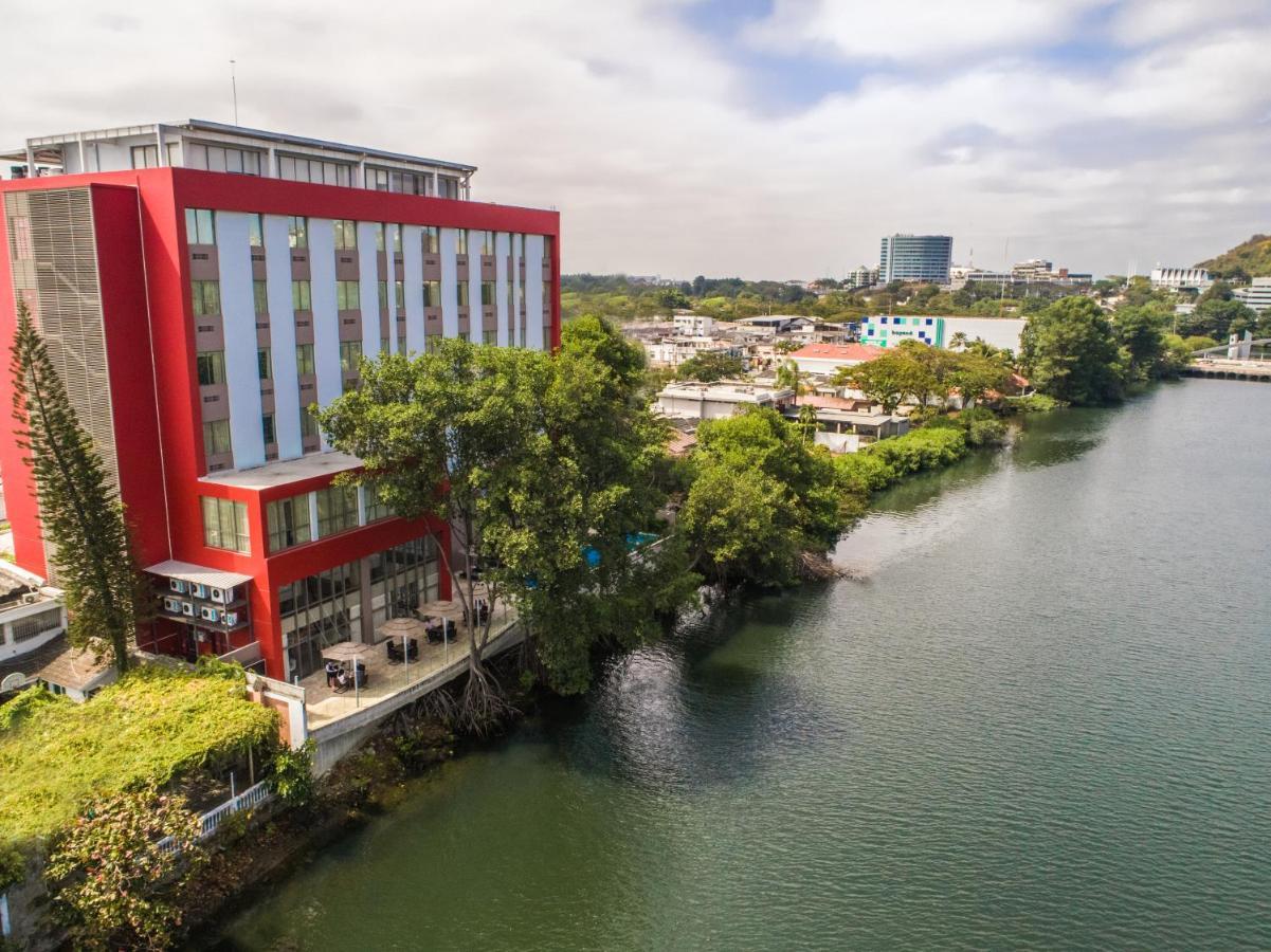 Radisson Hotel Guayaquil Exterior photo Aerial view of the hotel